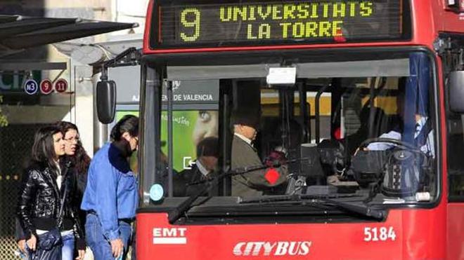 Los consumidores critican la subida en la EMT frente a la bajada del servicio