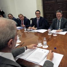 José Manuel Orengo, segundo por la izquierda, en la reunión del martes. :: irene marsilla