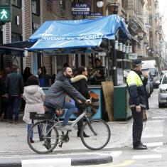 Un agente controla el paso en una intersección del carril bici, ayer. :: manuel molines