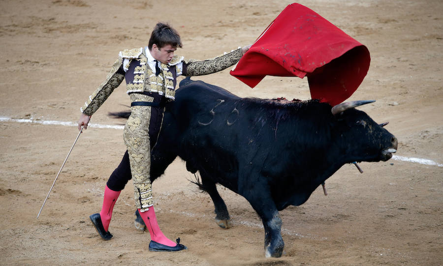 El novillero Andy Younes, que cortó una oreja a cada uno de su lote y salió a hombros, durante la faena a su primero en la segunda novillada de la Feria de las Fallas 2017.