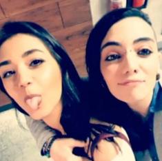 Pareja. María Jimena, de 28 años (izquierda), se fotografía con su novia egipcia, Shaza Ismail, de 22. :: r. c.