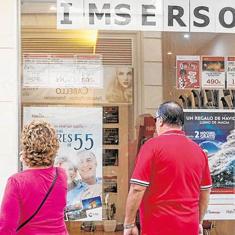 Dos personas se interesan por los viajes del Imserso en Alicante.