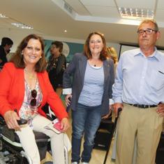 Teresa Salort, Amparo Gutiérrez y Pepe Ojeda, tres de los españoles que viven con las secuelas de la poliomielitis. :: manuel molines