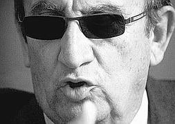 Carlos Fabra, con sus características gafas oscuras. / Rober Solsona