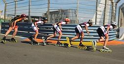 Cerca de 2.000 patinadores recorren el circuito de Fórmula 1 de Valencia
