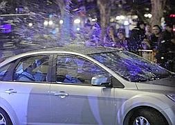 El consejo de RTVV aprueba de madrugada el ERE de 1.198 trabajadores y es despedido con una lluvia de huevos