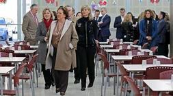 Rita Barberá visita al comedor social 'Santa Cruz de Tenerife'. / Efe