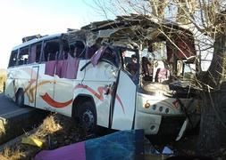 Estado en que ha quedado el autobús accidentado. / Francisco García