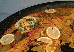 Un huevo frito dentro de una paella. / LP