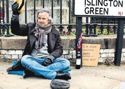 Ari Behn, en su papel de mendigo por las calles de Londres, ha dado un nuevo disgusto al rey Harald de Noruega. / All Over Press