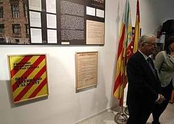 Cotino y Catalá, junto a algunos carteles de la polémica muestra. / J. Signes