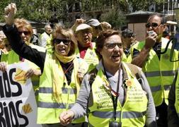 Decenas de manifestantes, por el centro de Valencia. / REUTERS | Heino Kalis