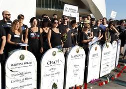 Concentración de los trabajadores del Palau de les Arts contra el ERE presentado por la empresa. / Jesús Signes