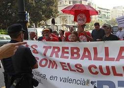 Extrabajadores de RTVV, a la puerta del TSJ. / J.J. Monzó