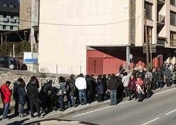 La cola para comprar lotería de Navidad a las puertas de La bruixa d´Or. / EFE
