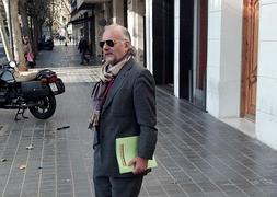 Sanchis, ayer saliendo del club tras la reunión. ::
LP