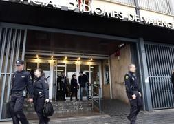 Los agentes, en la Escuela Oficial de Idiomas tras el tiroteo. / Jesús Signes