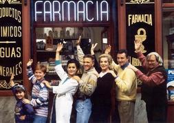 El reparto de 'Farmacia de guardia' junto a su director, Antonio Mercero. / Antena 3