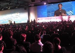 Auditorio lleno para asistir a la conferencia Zuckerberg. / A.M.