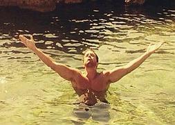 Pablo Alborán bañándose en el Mediterráneo. / Instagram