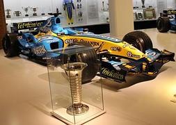 Todos los coches, cascos y monos de Fernando Alonso en una exposición