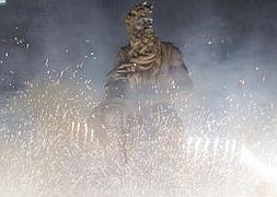 Los fuegos artificiales previos a la cremá de la falla de la Plaza del Ayuntamiento de Valencia. / Damián Torres