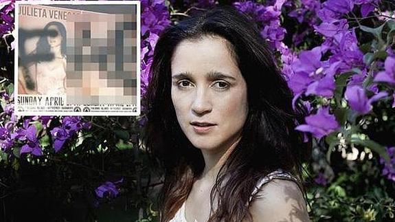 La mexicana Julieta Venegas y uno de sus carteles pintados. 