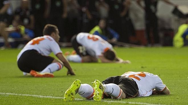 Jugadores del Valencia, abatidos tras perder la eliminatoria en los minutos finales tras un gran partido. 