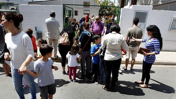 Niños saliendo del colegio.