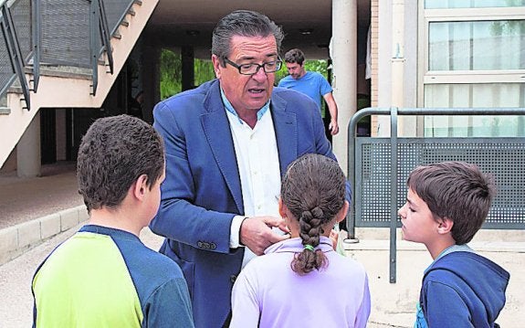 Ontinyent suelta 25.000 insectos beneficiosos para combatir las plagas sin elementos químicos