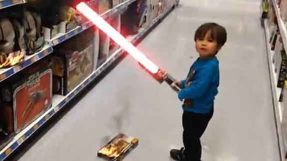 Action Movie Kid blandiendo una espada láser.