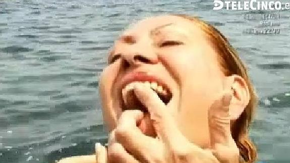 Rosa Benito se parte el labio durante una caída en 'Supervivientes 2014'.