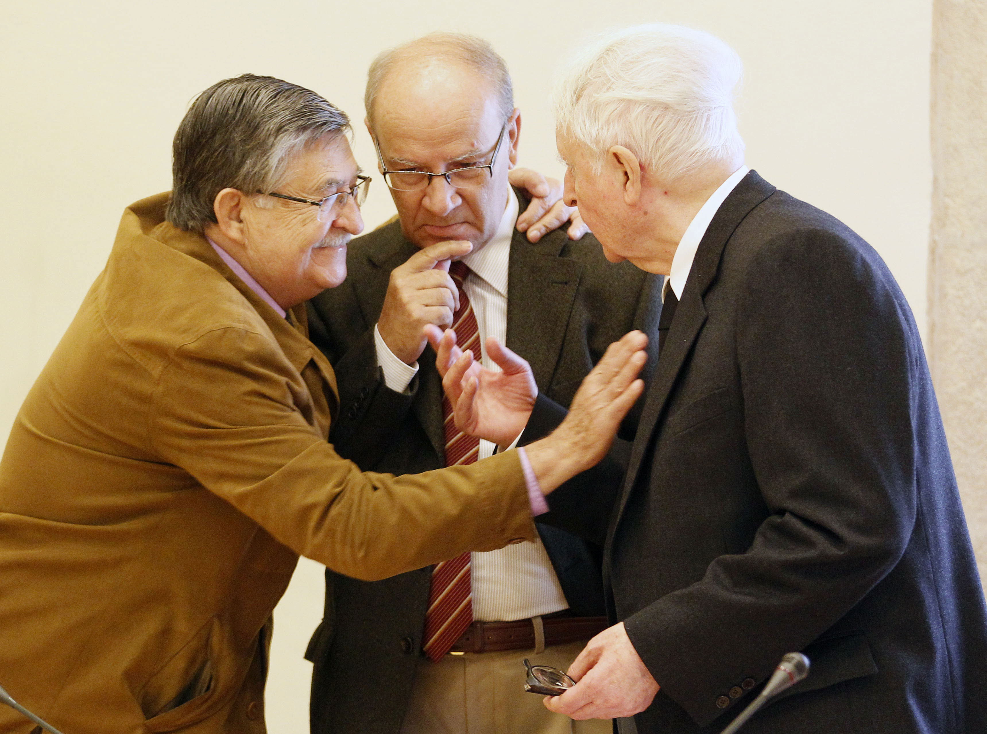 El presidente de la AVL charla con dos miembros. 