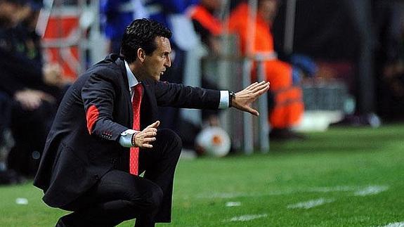 Emery, con su habitual gesticulación, en un partido entre Sevilla y el Betis.