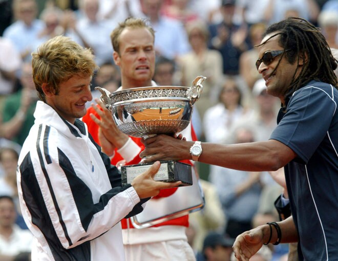 Juan Carlos Ferrero recoge de manos de Yannick Noah el trofeo de Roland Garros, en el año 2003.  