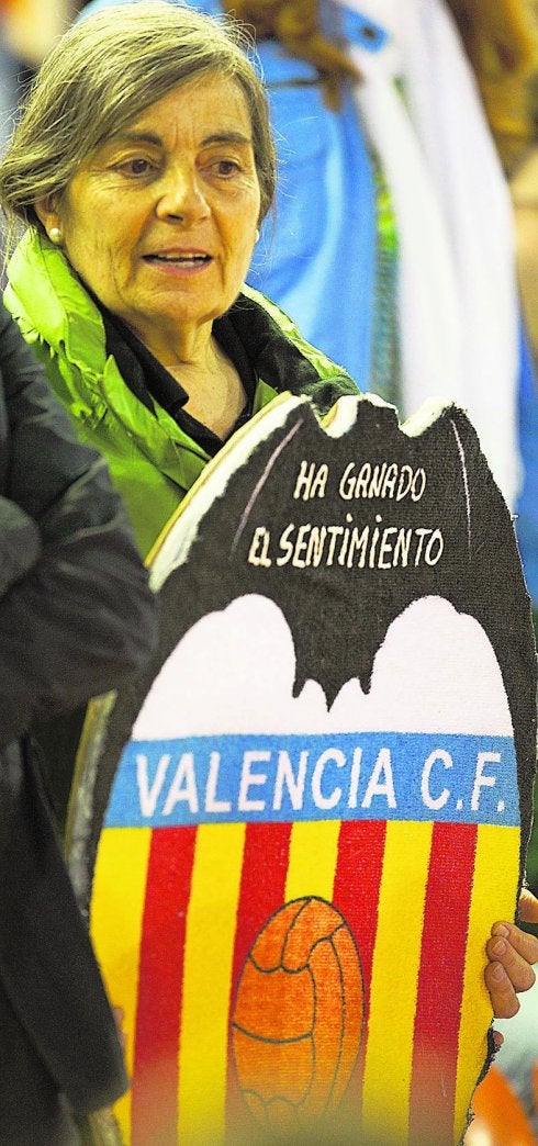 Una aficionada en el partido de anoche en Mestalla. 