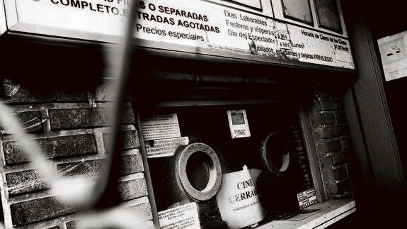 Taquilla sin uso de los cines Aragón.