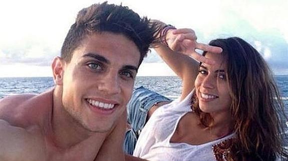 El 'selfie' de Marc Bartra y Melissa Jiménez en alta mar.