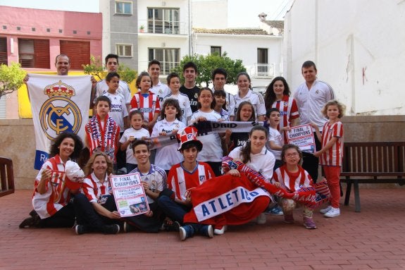 Festeros con camisetas del Real Madrid y Atlético de Madrid. ::  r. m.