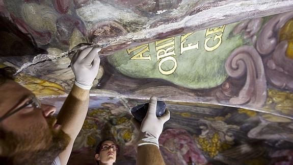 Trabajos de restauración de las pinturas de la iglesia de San Nicolás.