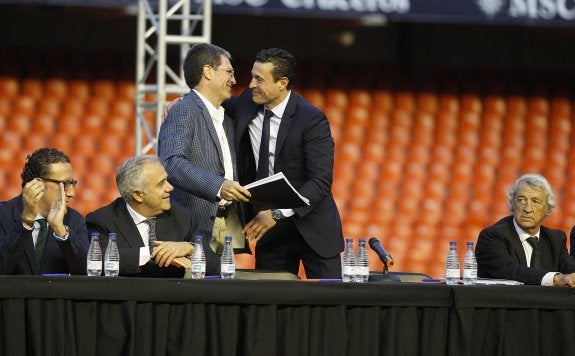 Aurelio Martínez y Amadeo Salvo se funden en un abrazo tras la intervención del presidente de la Fundación en la asamblea. :: jesús signes