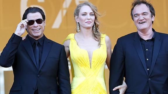 El actor  John Travolta; la actriz Uma Thurman, y el director Quentin Tarantino. 