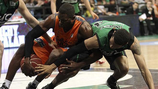 El capitán del Valencia Basket, Rafa Martínez, entrando a canasta. 