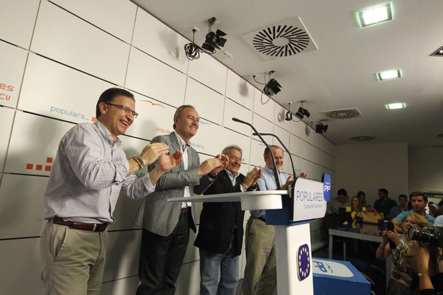 Alberto Fabra y Alfonso Rus, en primer plano, aplauden a los militantes.