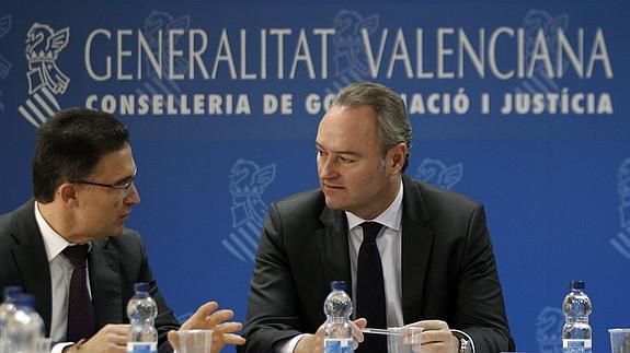 El conseller de Gobernación y Justicia, Serafín Castellano, y el president de la Generalitat, Alberto Fabra, en rueda de prensa. 