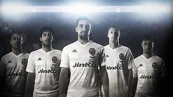El Valencia presenta su camiseta Adidas provisional