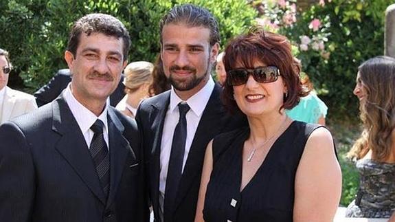 Mario Biondo, en el centro, junto a sus padres, Pippo y Santina. FACEBOOK