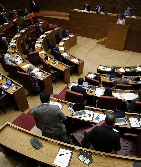 Vista general del hemiciclo de Les Corts con el escaño vacio de Rafael Blasco