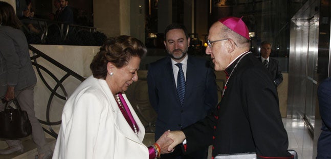 La alcaldesa de Valencia, Rita Barberá, saluda al arzobispo, monseñor Carlos Osoro, esta mañana en el Fórum Europa. / LP