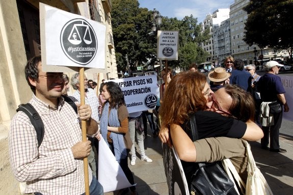 Representantes de las ONG celebraron ayer las condenas de los cabecillas de la trama a las puertas del TSJ. :: txema rodríguez